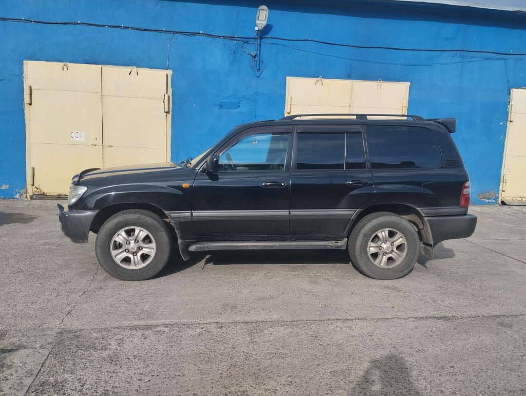 333260-Автомобиль Toyota Land Cruiser 2004 г/в.