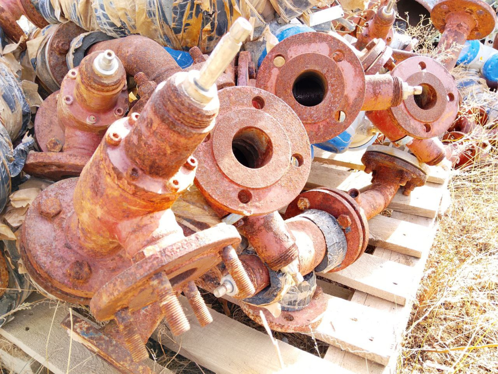 Рассолопровод от места подключения нового рассолопровода до кольцевого рассолопровода и кольцевой рассолопровод (демон-тирован, находится в разукомплектованном состоянии, хранится на открытой площадке (2070000024)