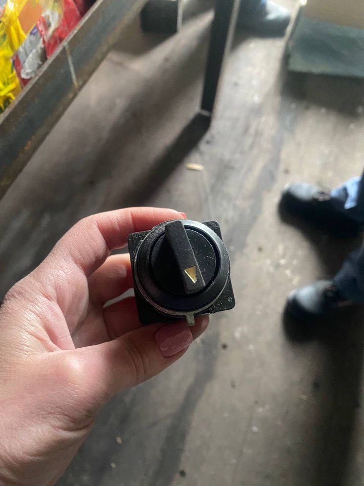 ПЕРЕКЛЮЧАТЕЛЬ ПЕ-081/1 2З+0Р 10А