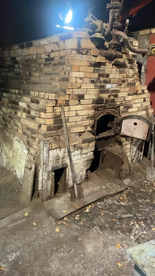 КОТЕЛ ЧУГУННЫЙ ВОДОГРЕЙНЫЙ С РУЧНОЙ ТОПКОЙ (Инв. №4725)