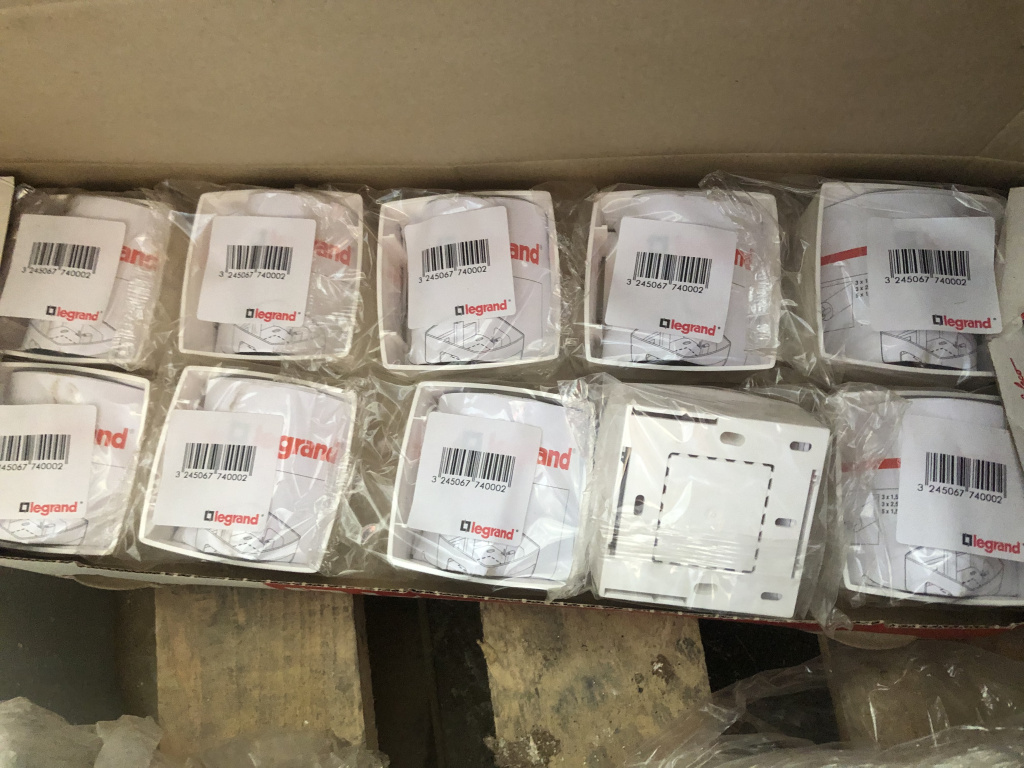 КОРОБКА НАКЛАДНАЯ SUNO LEGRAND 774000